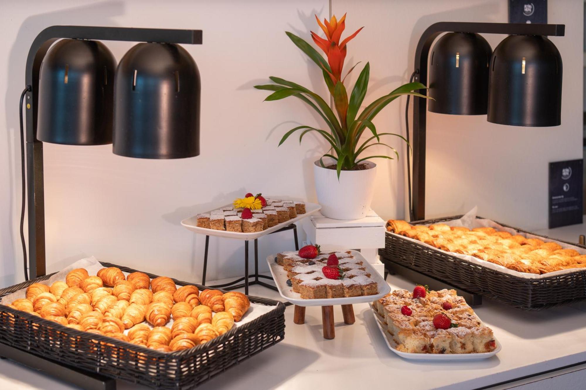 Novotel Warszawa Centrum Exterior foto Breakfast buffet at the hotel