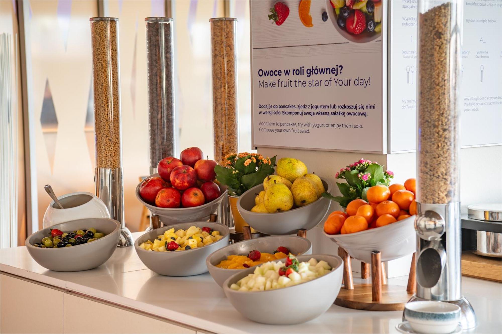 Novotel Warszawa Centrum Exterior foto Breakfast buffet at the airport