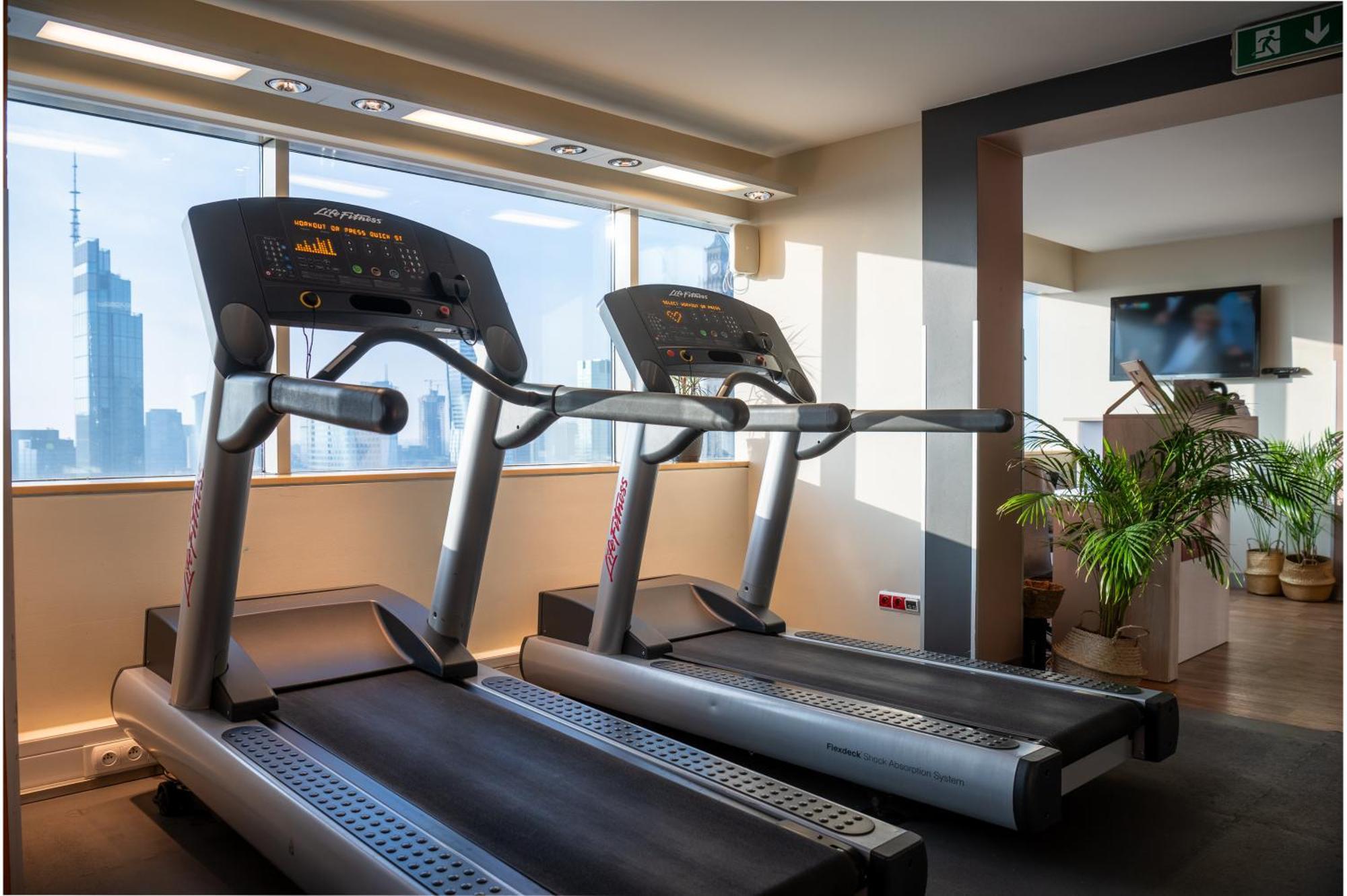 Novotel Warszawa Centrum Exterior foto Life Fitness treadmills