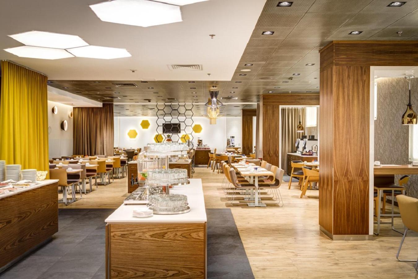 Novotel Warszawa Centrum Exterior foto Breakfast buffet at the hotel